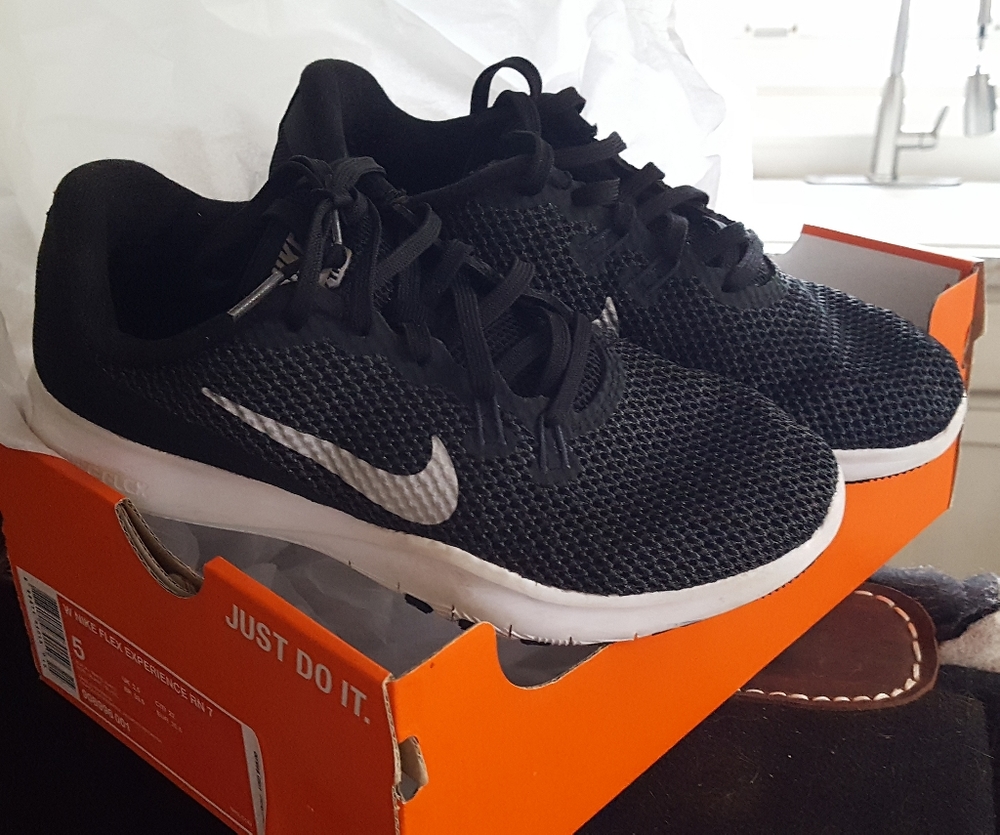 Like New - NIKE - Women's Flex Experience RN 7